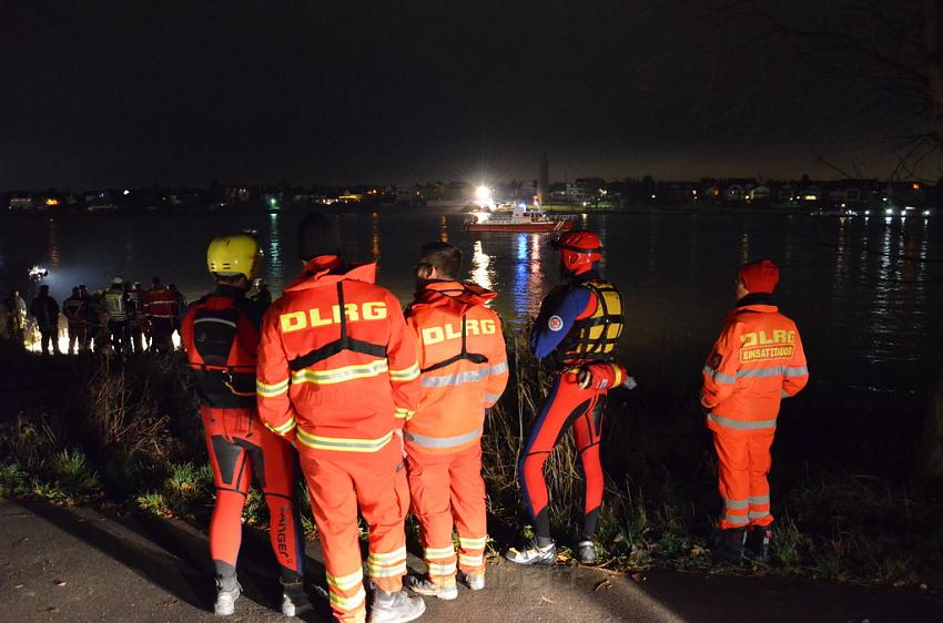 Einsatz BF Koeln PKW im Rhein Mondorf Hersel P044.JPG